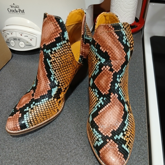 NWB COCONUTS BY MATISSE TRADER SNAKE PRINT BOOTIES, 6M - Picture 12 of 13